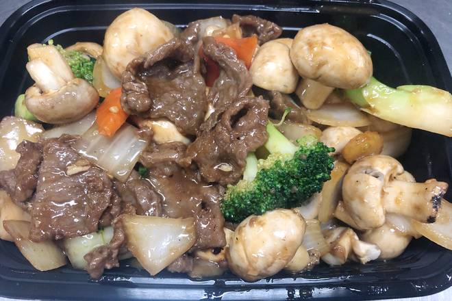 Stir fried fresh mushroom and beef 蘑菇蔥爆牛肉